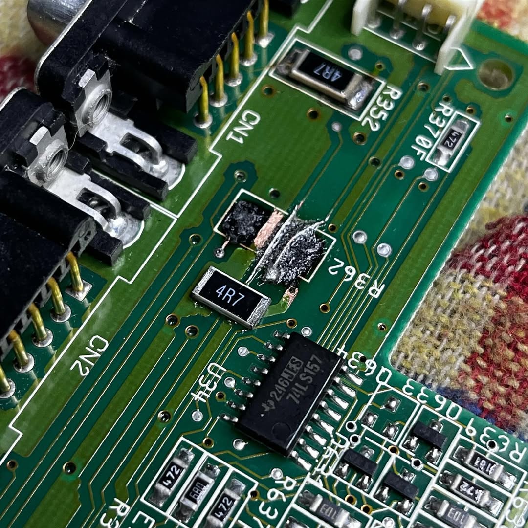 Riparazione completata sotto microscopio: piste ricostruite su R362 e zone annerite trattate